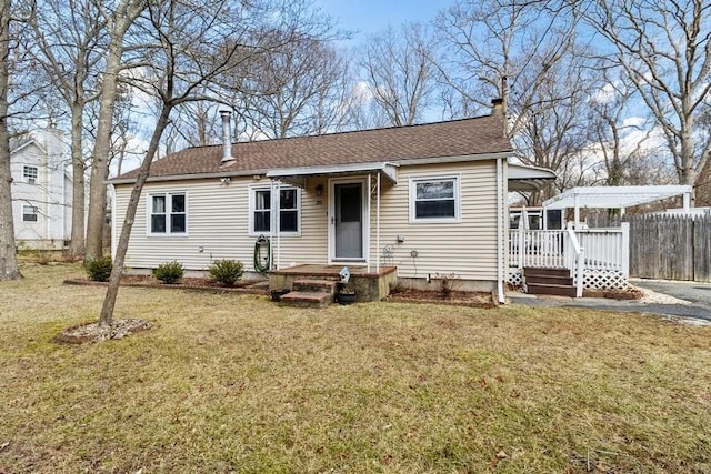 view of front of property featuring a front yard