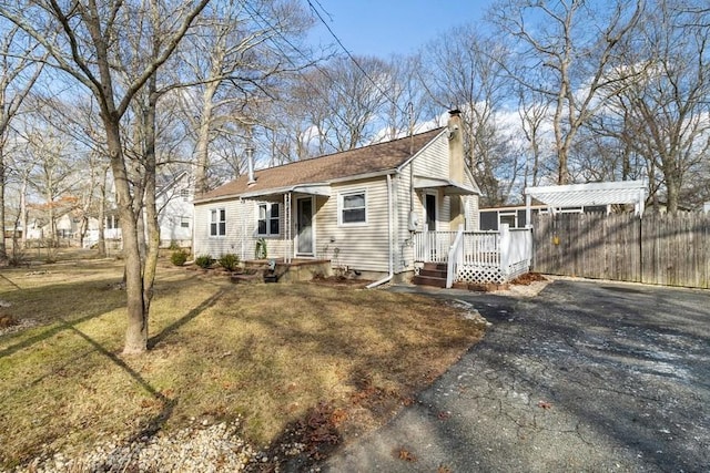 view of front facade featuring a front yard