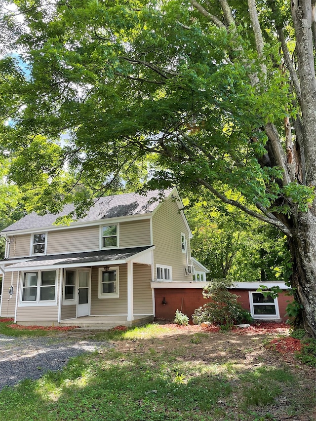 view of front of property featuring a jacuzzi