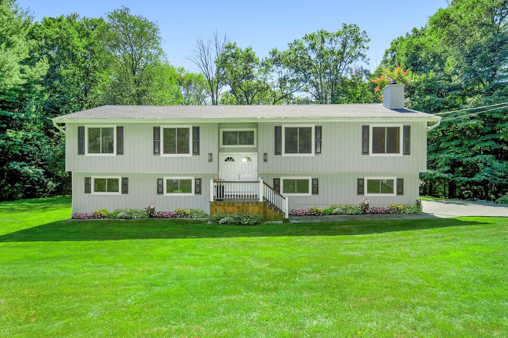 split foyer home with a front yard