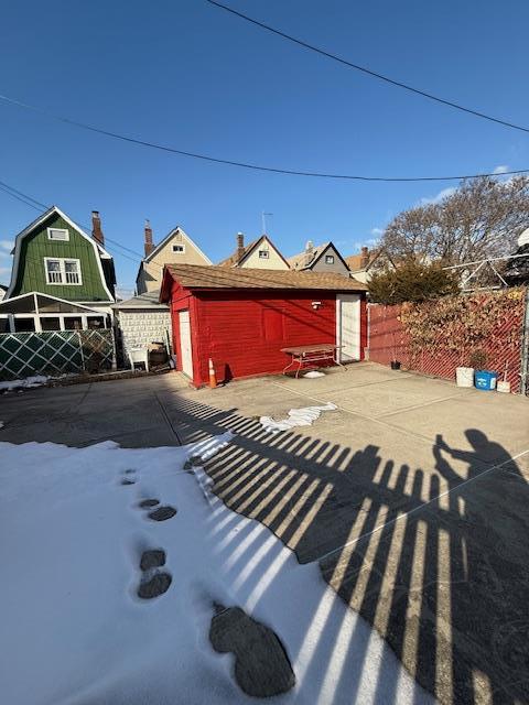 view of yard featuring a garage and an outdoor structure