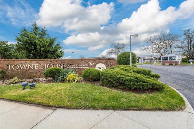 view of community / neighborhood sign