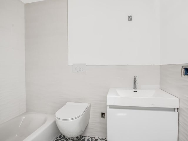 65 W 2nd St Unit 7, Mount Vernon, NY 10550 - bathroom featuring vanity, a washtub, toilet, and tile walls