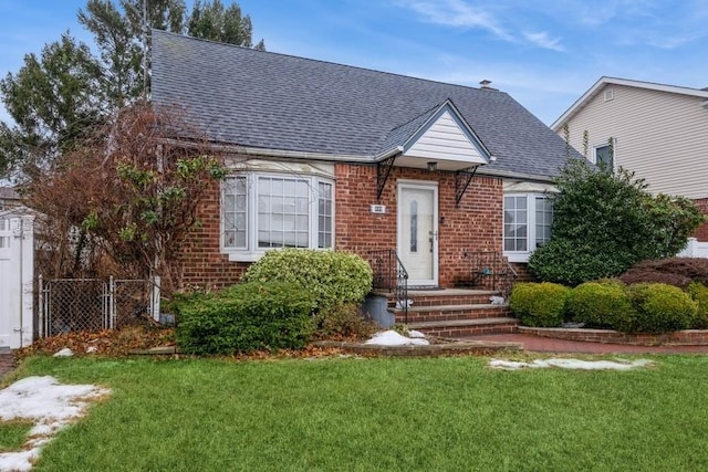 view of front facade featuring a front lawn