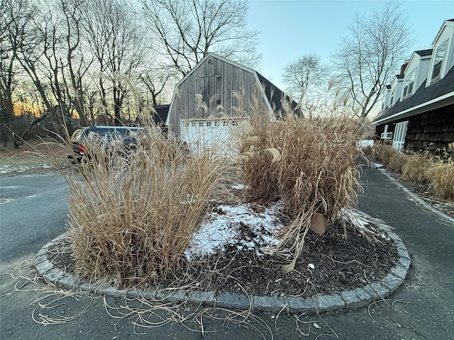 view of yard with a garage and an outdoor structure