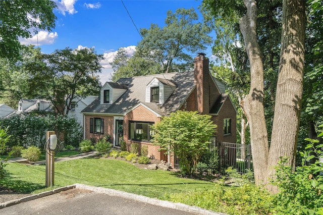 view of front of home featuring a front yard