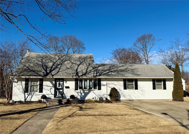 single story home featuring a front lawn