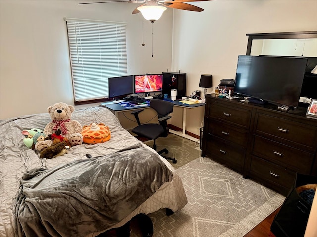 bedroom with ceiling fan