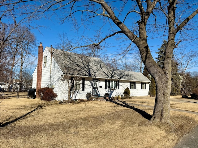 view of front facade with a front yard