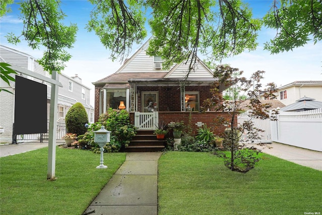 view of front of property featuring a front yard