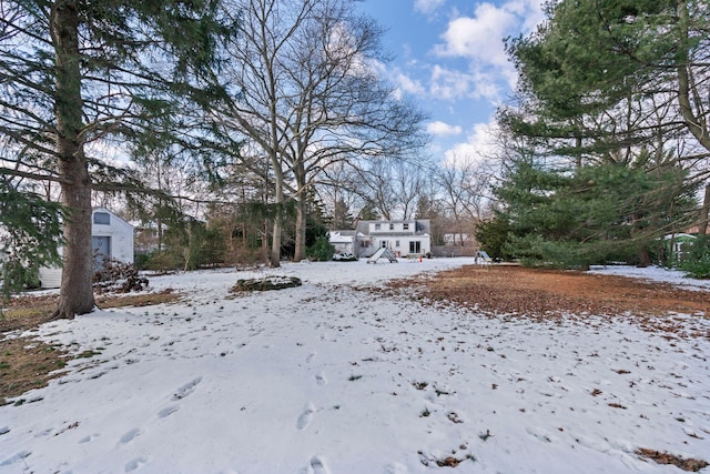 view of yard layered in snow