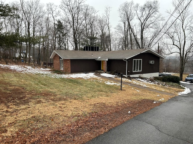 view of front facade featuring a front yard