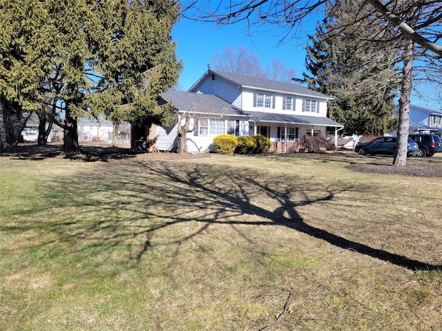 view of front of house featuring a front lawn