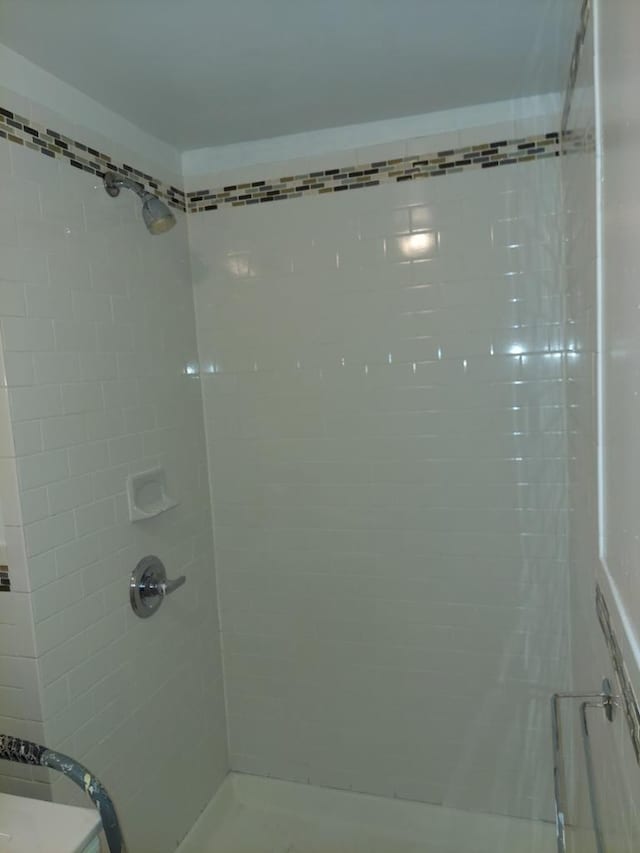 bathroom featuring tiled shower