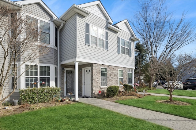 view of front facade featuring a front yard