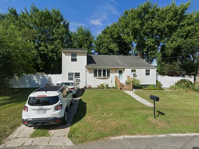 view of front of property featuring a front lawn