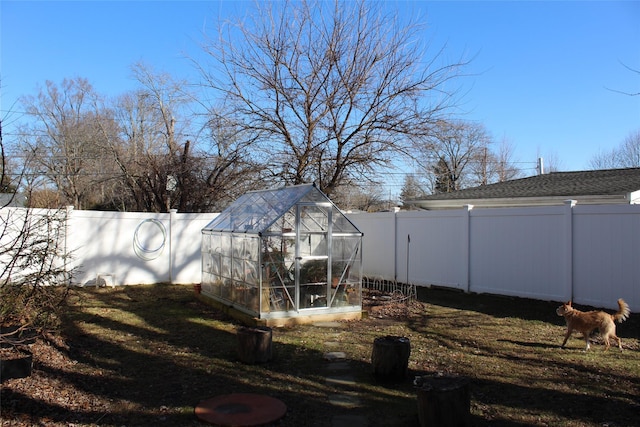 view of yard with an outbuilding