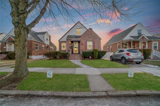 view of front of home featuring a lawn