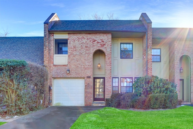 view of front facade featuring a garage and a front yard