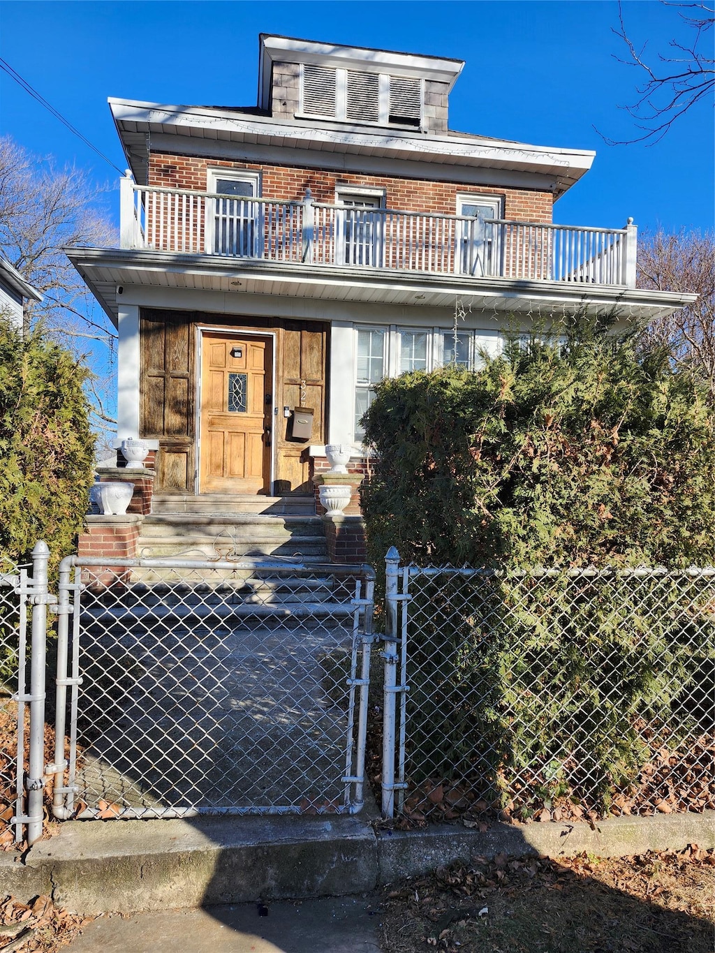 view of front of property featuring a balcony