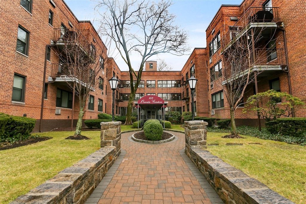 view of property's community featuring a yard