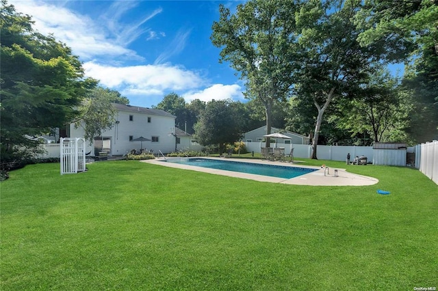 view of swimming pool with a yard