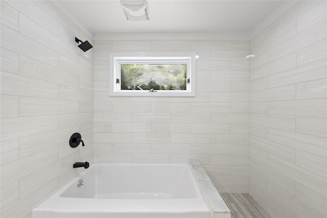 bathroom with tiled shower / bath