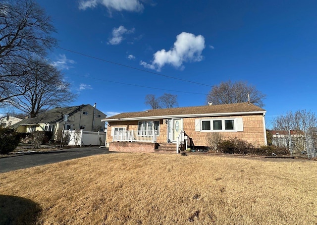 view of front facade featuring a front yard