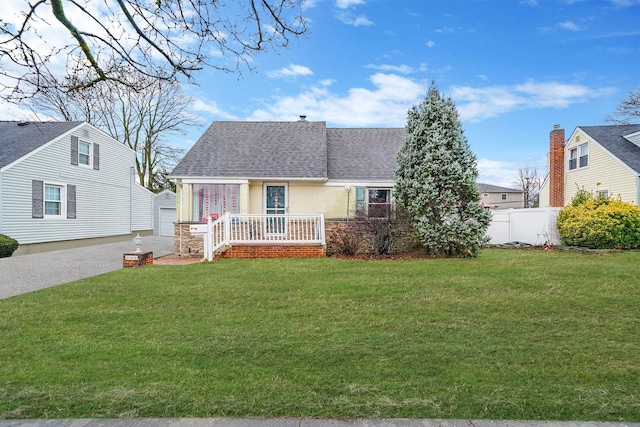 view of front facade with a front lawn