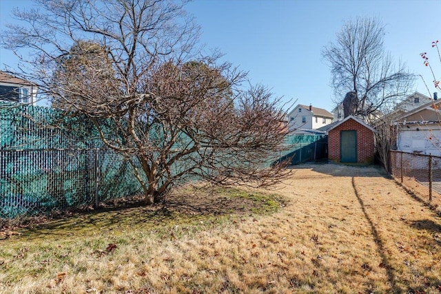 view of yard featuring a storage unit