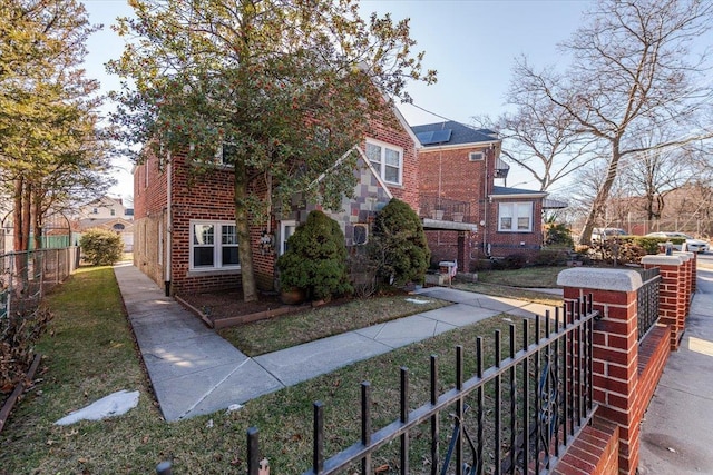 view of front of house featuring a front yard