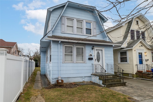 view of front of house featuring a front yard