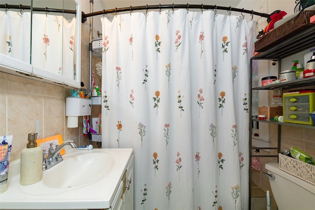 bathroom with a shower with curtain, tile walls, vanity, decorative backsplash, and toilet