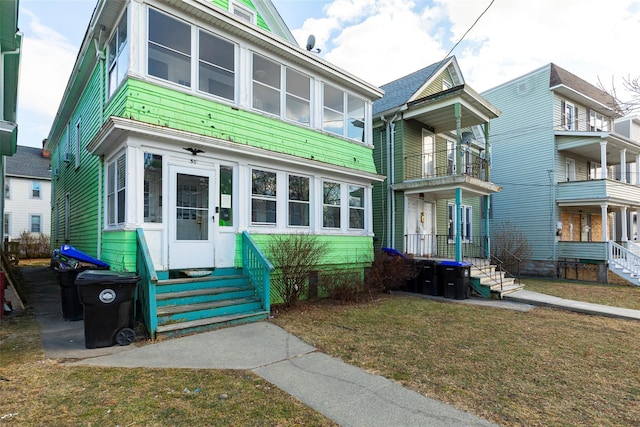 view of front of property featuring a front yard