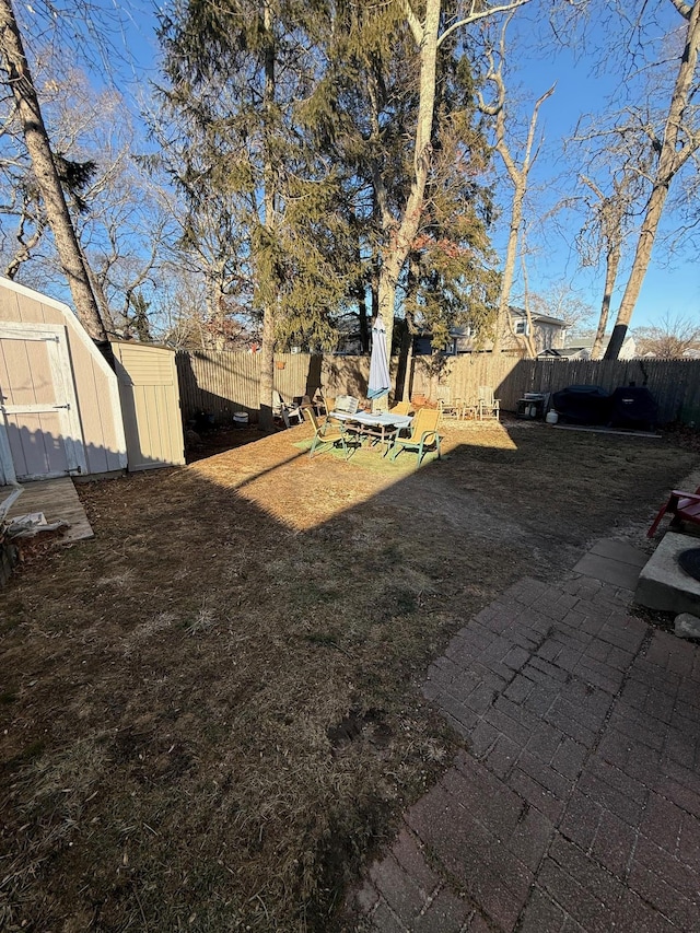 view of yard featuring a shed