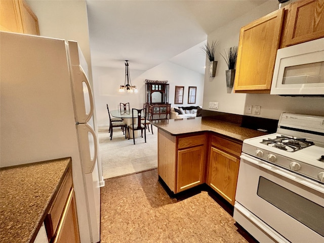 kitchen with decorative light fixtures, a chandelier, vaulted ceiling, kitchen peninsula, and white appliances