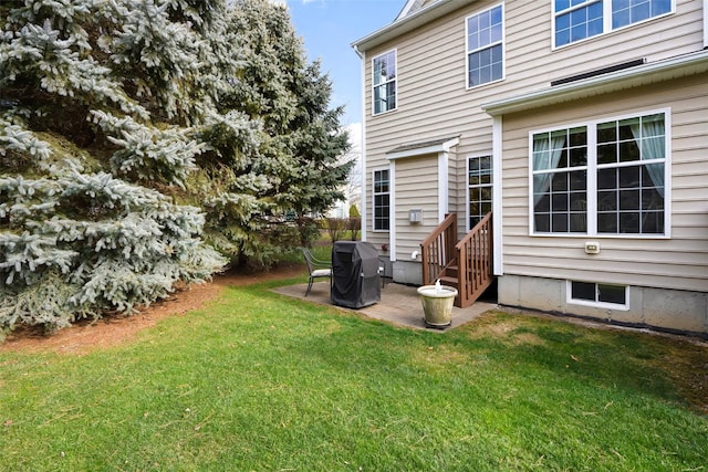 view of yard featuring a patio