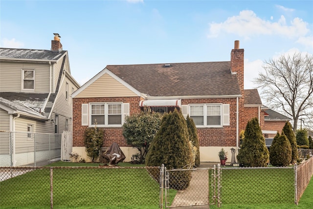 view of front of home featuring a front yard