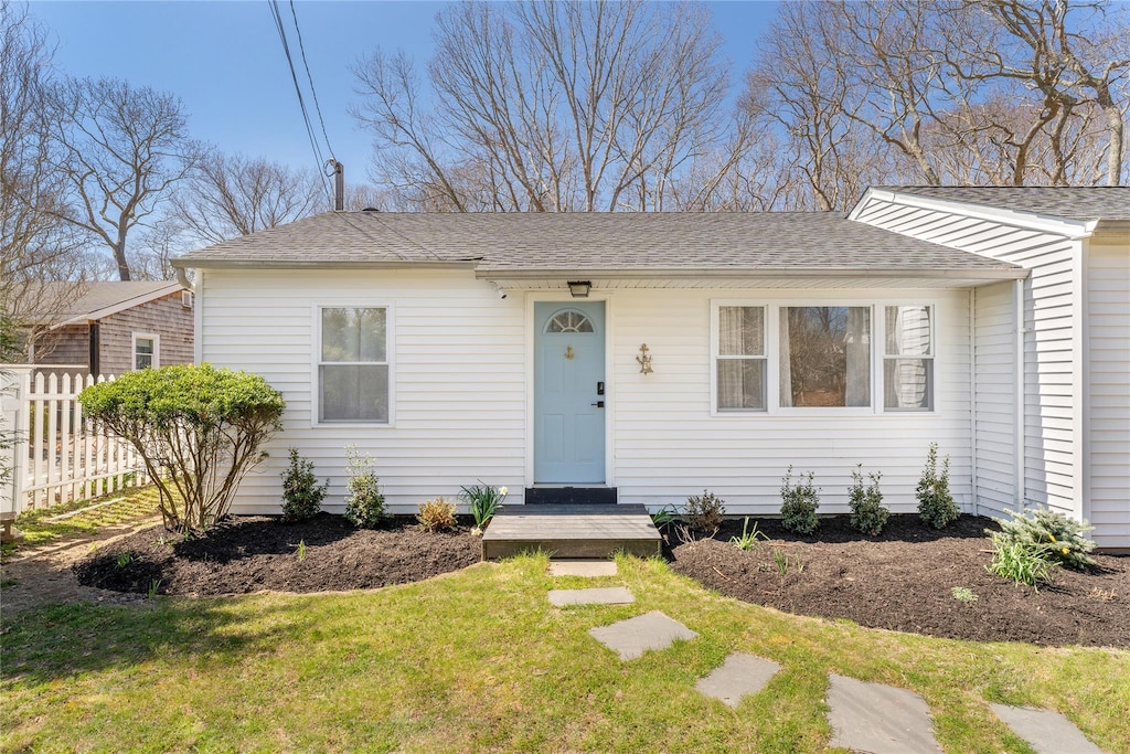 view of front of home featuring a front lawn