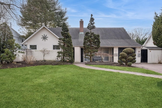 view of front facade with a front yard