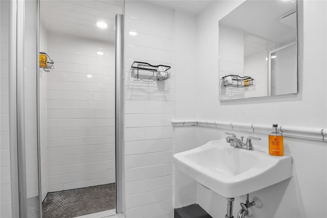 bathroom featuring sink and tiled shower