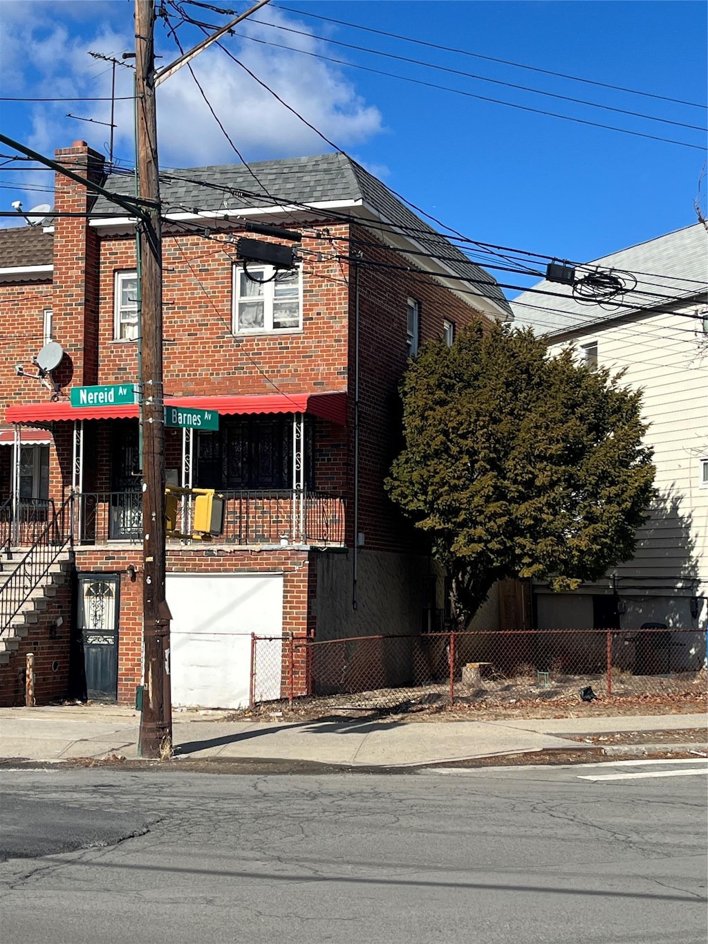 view of front of property