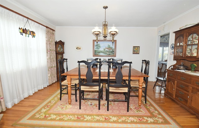 dining room featuring crown molding, light hardwood / wood-style flooring, and a notable chandelier