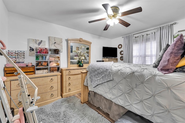 bedroom featuring ceiling fan