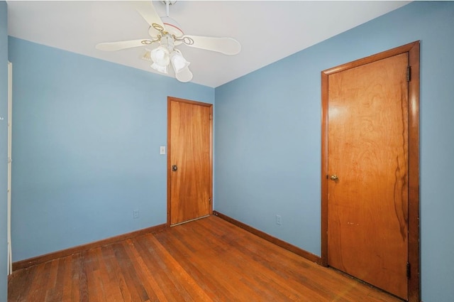 empty room featuring dark hardwood / wood-style floors and ceiling fan