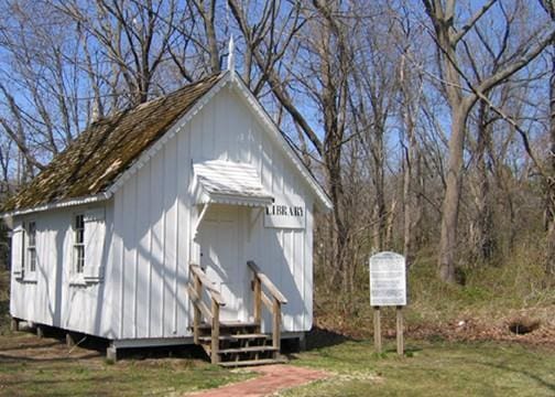 view of outdoor structure with a yard