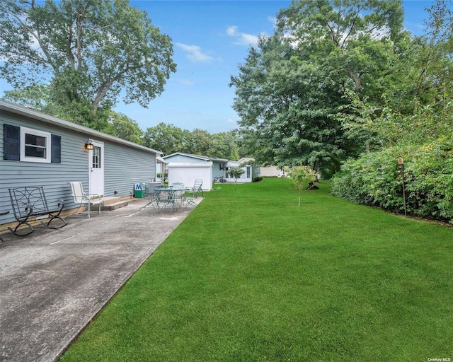 view of yard featuring a patio area