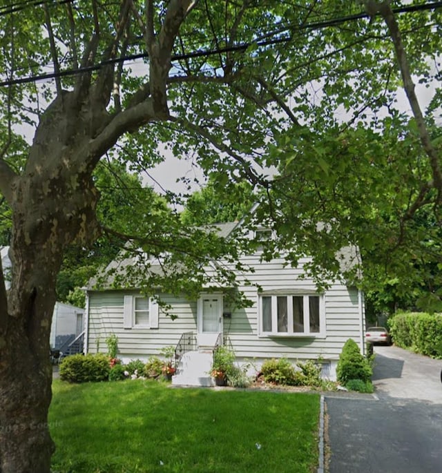 view of front facade with a front lawn