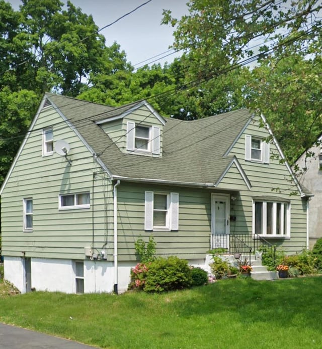 cape cod-style house with a front yard