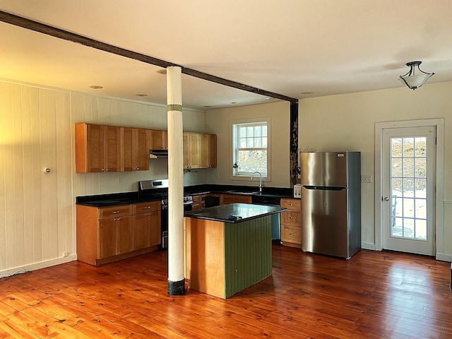 kitchen featuring appliances with stainless steel finishes, a center island, sink, and wood-type flooring